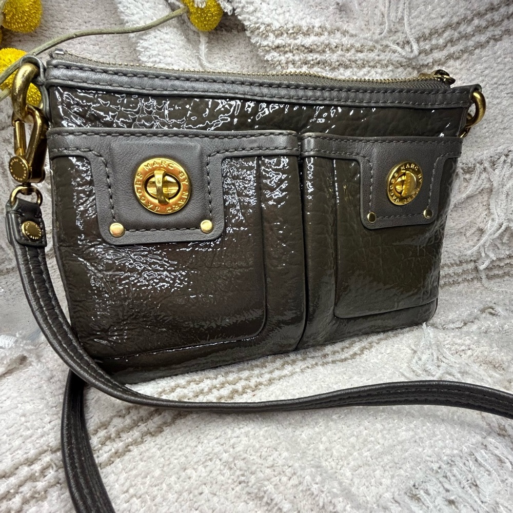 Marc by Marc Jacobs Totally Turlock Percy Crossbody • Dark Gray Patent Leather